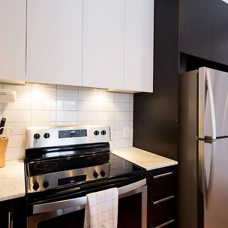 Sleek Condo In The Heart Of Little Italy By Den Stays Montréal Buitenkant foto