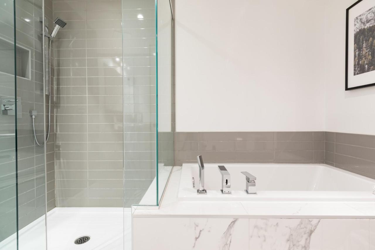 Sleek Condo In The Heart Of Little Italy By Den Stays Montréal Kamer foto
