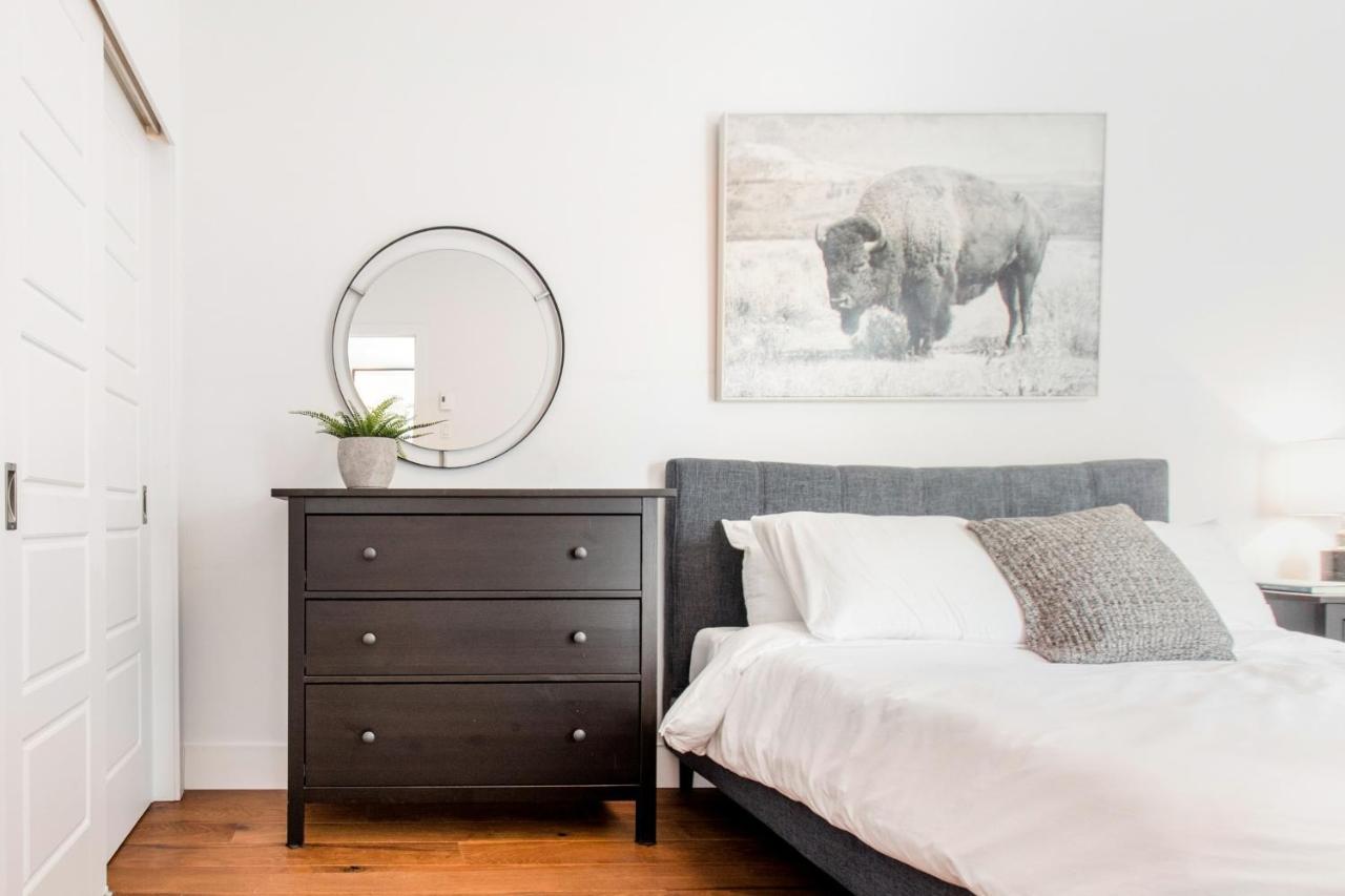 Sleek Condo In The Heart Of Little Italy By Den Stays Montréal Kamer foto