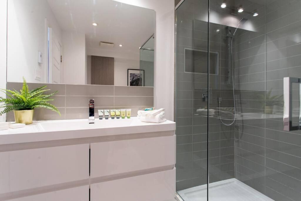 Sleek Condo In The Heart Of Little Italy By Den Stays Montréal Buitenkant foto