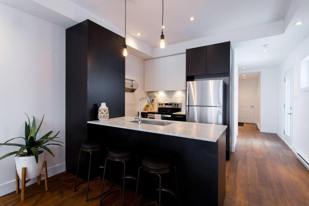Sleek Condo In The Heart Of Little Italy By Den Stays Montréal Buitenkant foto