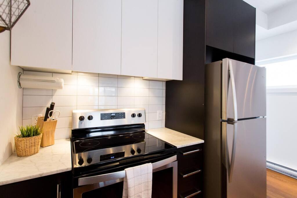 Sleek Condo In The Heart Of Little Italy By Den Stays Montréal Buitenkant foto