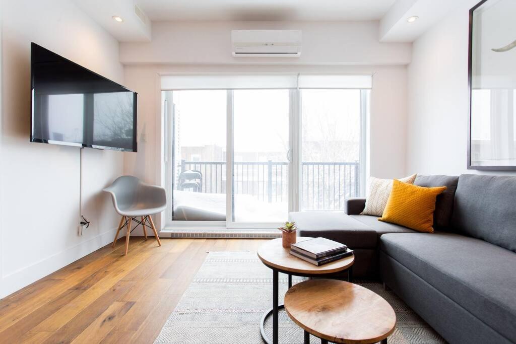 Sleek Condo In The Heart Of Little Italy By Den Stays Montréal Buitenkant foto