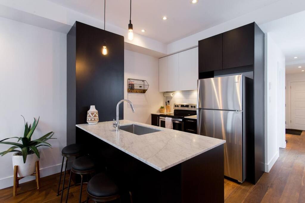 Sleek Condo In The Heart Of Little Italy By Den Stays Montréal Buitenkant foto