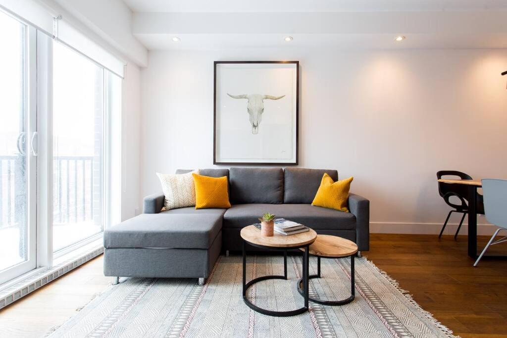 Sleek Condo In The Heart Of Little Italy By Den Stays Montréal Buitenkant foto