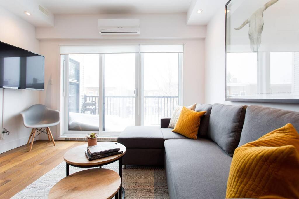 Sleek Condo In The Heart Of Little Italy By Den Stays Montréal Buitenkant foto