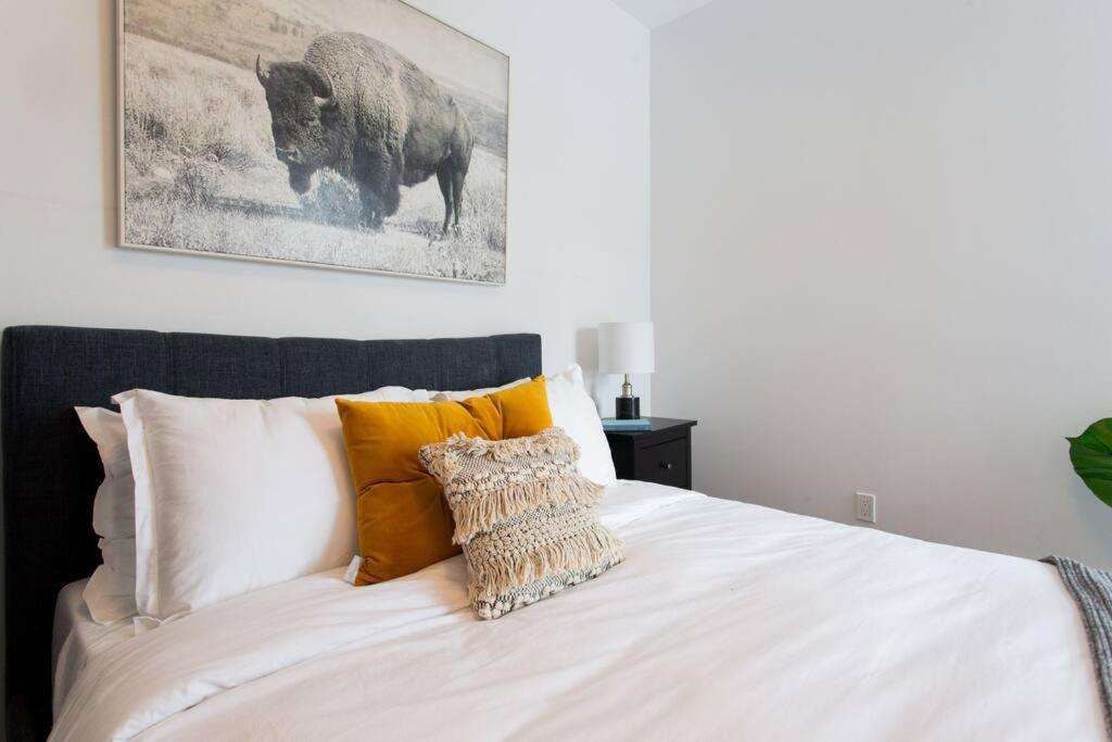 Sleek Condo In The Heart Of Little Italy By Den Stays Montréal Buitenkant foto
