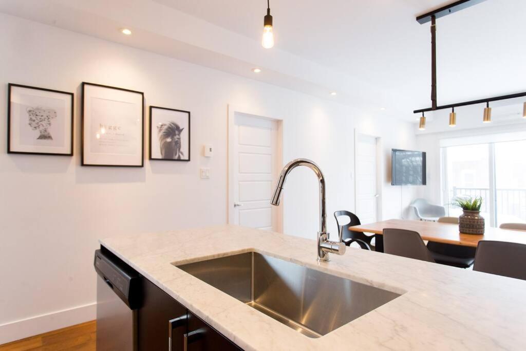 Sleek Condo In The Heart Of Little Italy By Den Stays Montréal Buitenkant foto